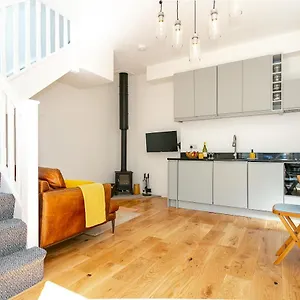 The Bs Hive, Modern, Stylish, 2 Bedroom House, In Centre Holiday home Harrogate